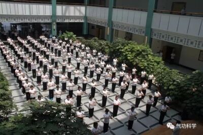 WARMING UP MUZIEKJE UIT HET HUAXIA CENTRUM IN CHINA